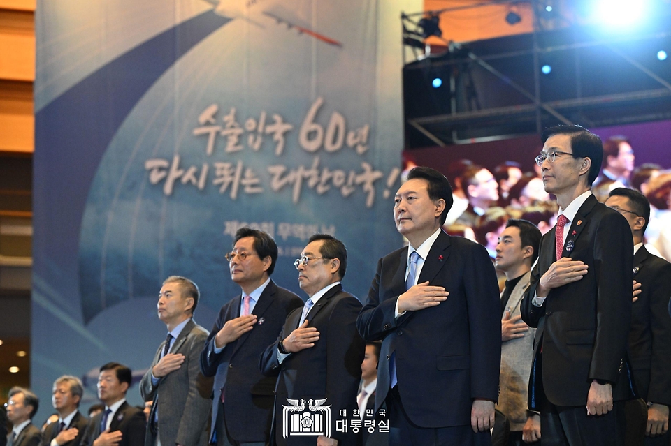 윤석열 대통령이 5일 서울 강남구 코엑스에서 열린 ‘제60회 무역의날 기념식’에서 국기에 대한 경례를 하고 있다.