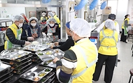 김윤상 조달청장, 결식 어르신 무료급식 봉사 참여로 온정 나눠 사진 2
