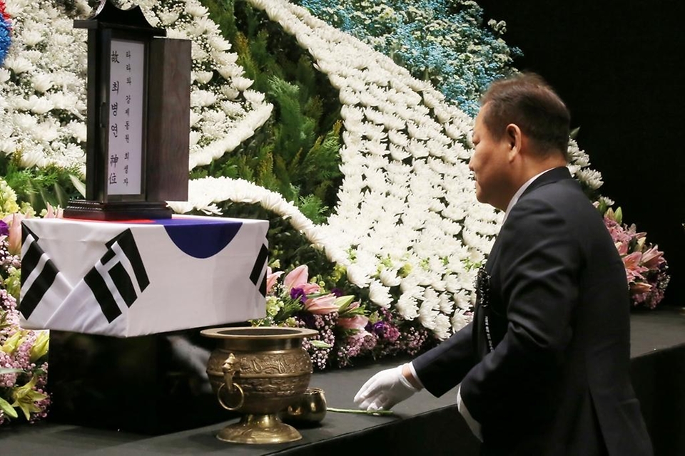 이상민 행정안전부 장관이 4일 전남 영광군 영광문화예술의전당에서 열린 ‘강제동원 희생자 고(故) 최병연 씨의 유해봉환 추도식’에서 헌화 및 분향하고 있다.