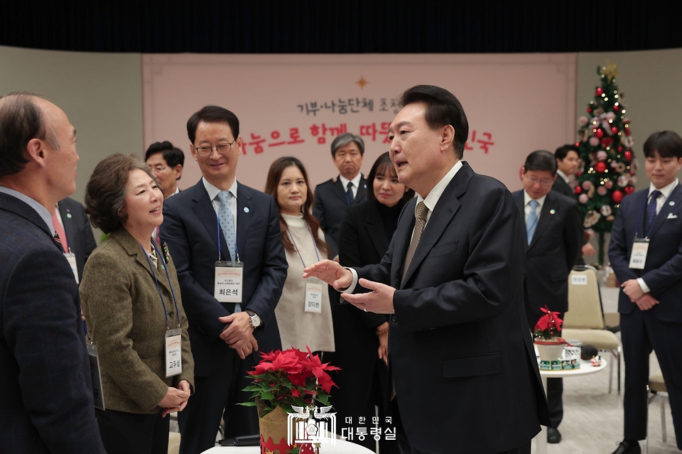 윤석열 대통령이 4일 서울 용산구 대통령실 청사에서 열린 ‘2023년 기부·나눔 단체 초청 행사’를 마친 뒤 고두심 배우, 최은석 CJ제일제당 대표 등 참석자들과 환담하고 있다.