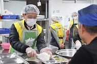 김윤상 조달청장, 결식 어르신 무료급식 봉사 참여로 온정 나눠 사진 1