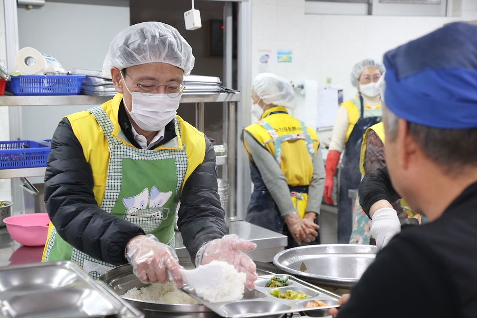 김윤상 조달청장(왼쪽)이 5일 대전 중구 대전 빈첸시오의집을 찾아 ‘지역 노숙인, 독거 노인 등을 위한 무료 급식 봉사활동’을 하고 있다. 