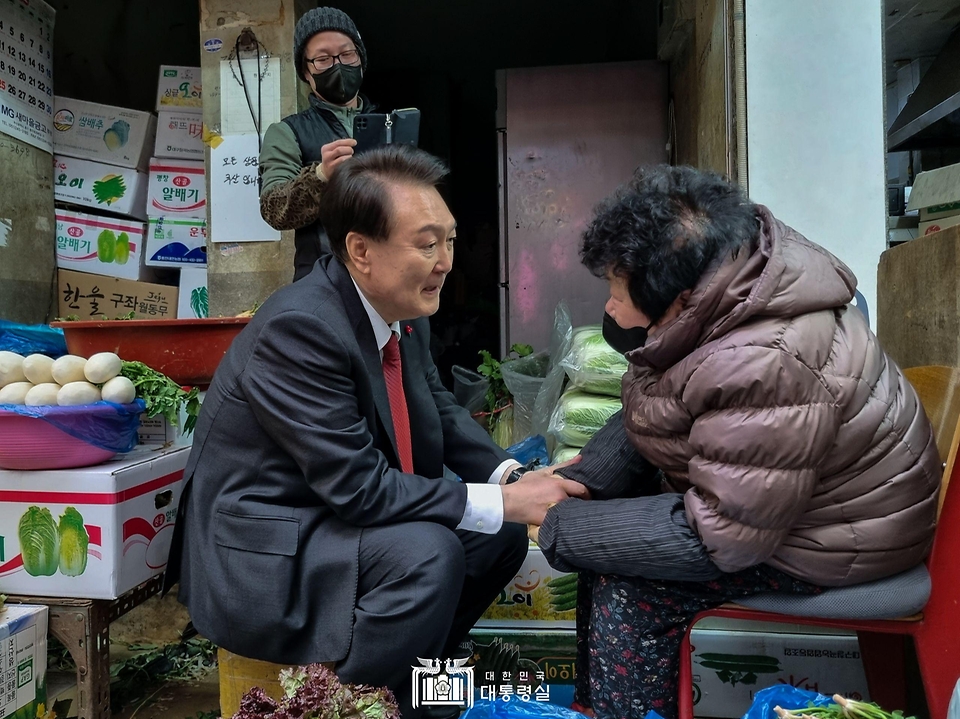 윤석열 대통령이 6일 부산 중구 국제시장에 방문해 시장 상인과 대화하고 있다.