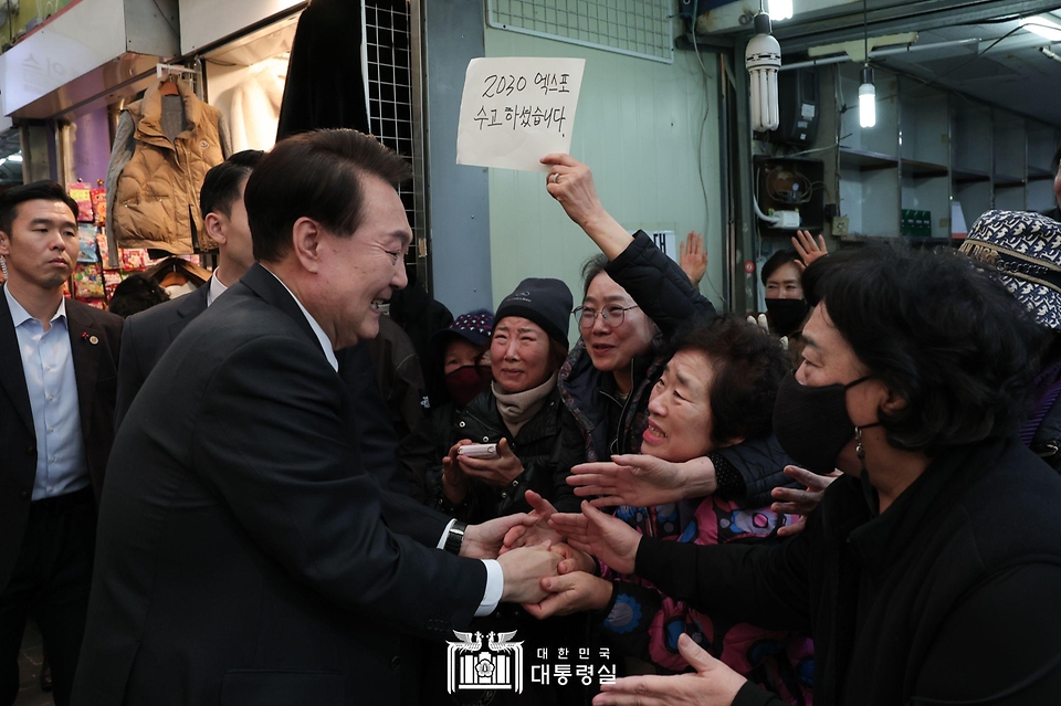 윤석열 대통령이 6일 부산 중구 국제시장에 방문해 시민들과 악수하고 있다.