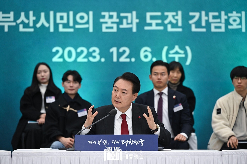 윤석열 대통령이 6일 부산 동구 부산항 국제전시컨벤션센터에서 열린 ‘부산시민의 꿈과 도전 격려 간담회’에서 발언하고 있다.