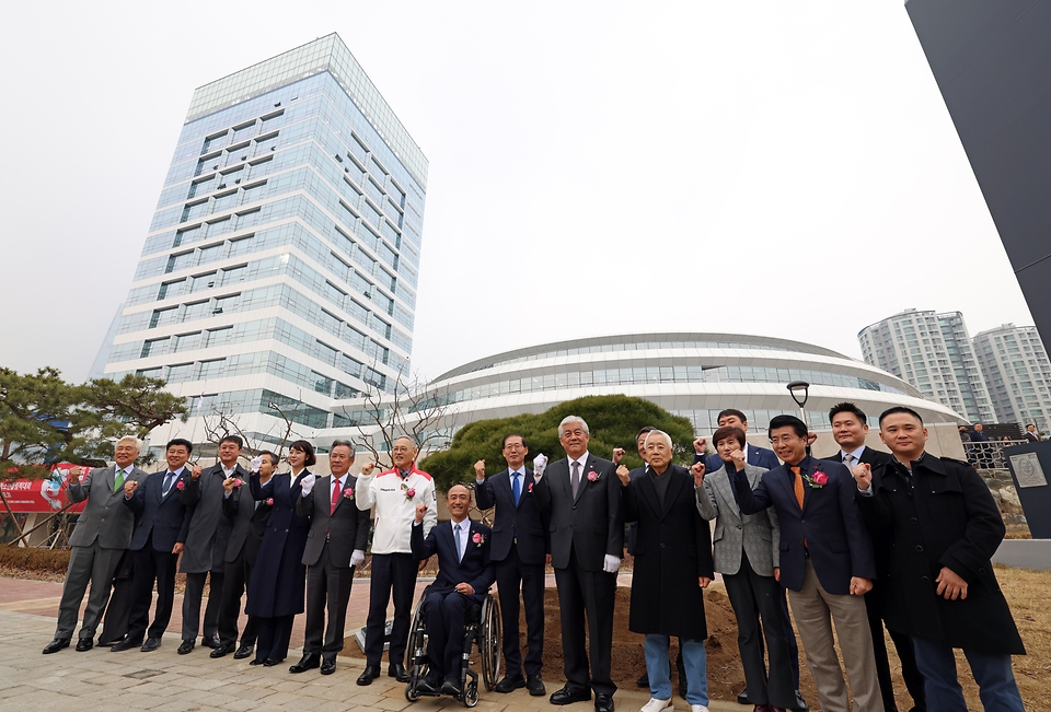 유인촌 문화체육관광부 장관이 6일 서울 송파구 올림픽회관에서 열린 재개관 행사에서 기념식수를 마치고 기념촬영을 하고 있다.