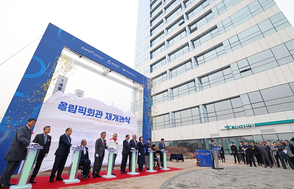 유인촌 문화체육관광부 장관이 6일 서울 송파구 올림픽회관에서 열린 재개관 행사에서 입간판 제막을 하고 있다.