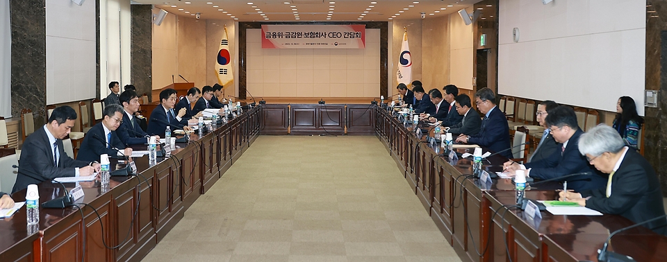 김주현 금융위원장이 6일 오전 서울 종로구 정부서울청사에서 이복현 금융감독원장과 개최한 ‘금융위-금감원-보험회사CEO 간담회’에서 보험업권의 주요 금융현안에 대해 의견을 논의하고 있다.