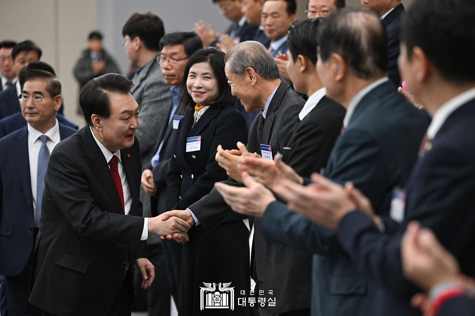 윤석열 대통령이 6일 부산 동구 부산항 국제전시컨벤션센터에서 열린 ‘부산시민의 꿈과 도전 격려 간담회’에 입장하며 참석자들과 악수하고 있다.