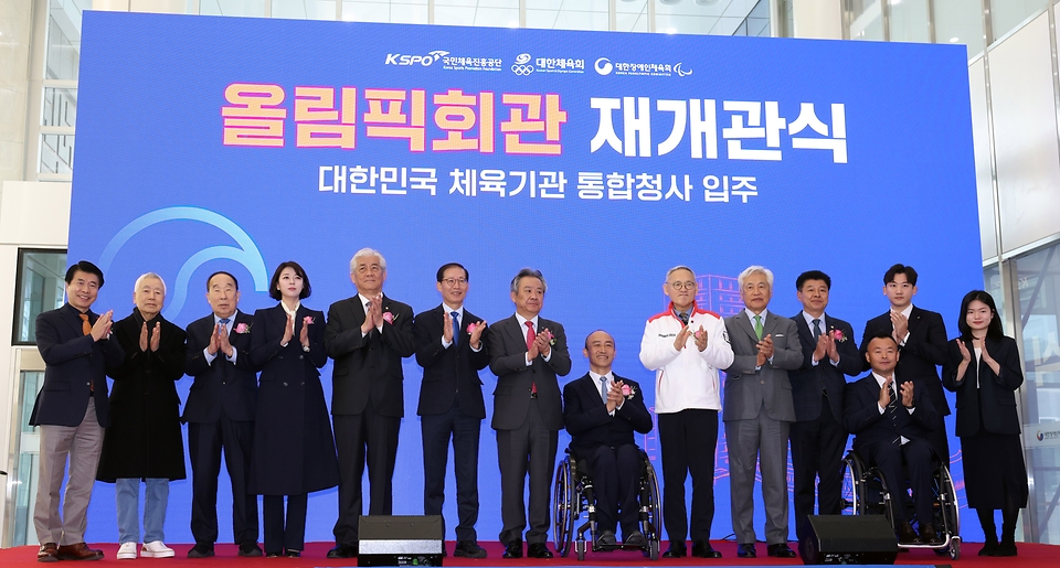 유인촌 문화체육관광부 장관이 6일 서울 송파구 올림픽회관에서 열린 재개관 행사에서 기념촬영을 하고 있다.