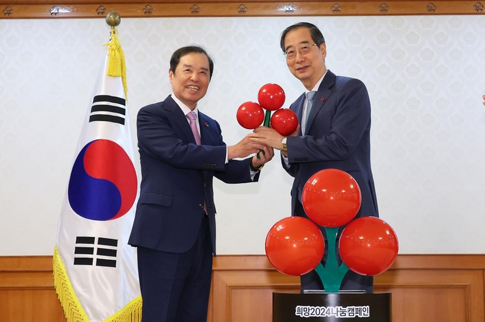 한덕수 국무총리가 5일 서울 종로구 정부서울청사에서 열린 ‘사랑의 열매 전달식’에서 김병준 사회복지공동모금회 회장으로부터 사랑의 열매 조형물을 전달받은 뒤 기념촬영을 하고 있다.
