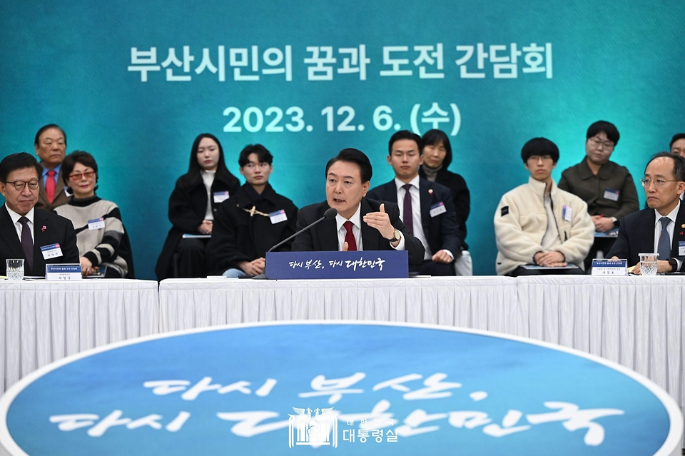 윤석열 대통령이 6일 부산 동구 부산항 국제전시컨벤션센터에서 열린 ‘부산시민의 꿈과 도전 격려 간담회’에서 발언하고 있다.