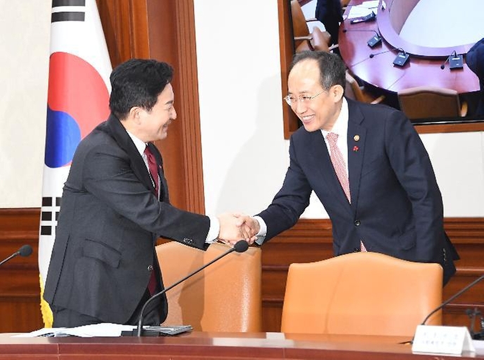 추경호 부총리 겸 기획재정부 장관이 5일 서울 종로구 정부서울청사에서 열린 ‘비상경제장관회의 겸 물가관계장관회의’에서 원희룡 국토교통부 장관과 악수하고 있다.