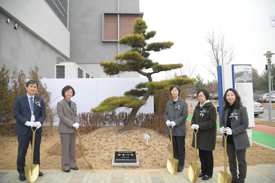 오유경 식품의약품안전처장이 6일 충북 청주시 오송보건의료행정타운에서 열린 ‘특수시험검정동 준공식’에서 참석자들과 기념식수를 하고 있다.