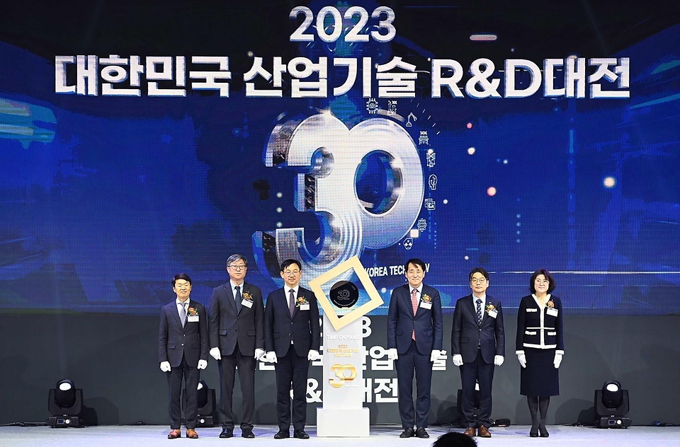 장영진 산업통상자원부 1차관이 6일 서울 강남구 코엑스에서 열린 ‘2023 대한민국 산업기술 R&D 대전 개막식’에서 참석자들과 기념촬영을 하고 있다. 