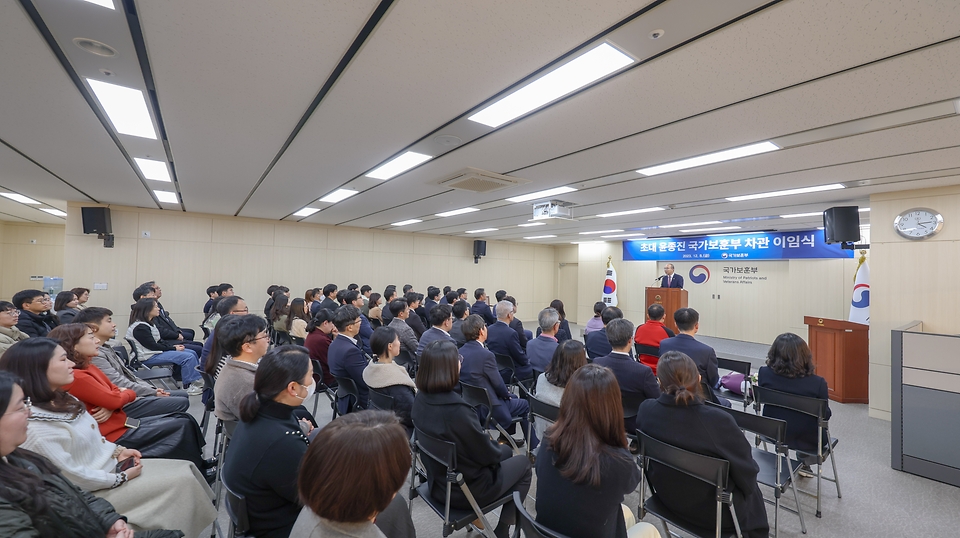 윤종진 국가보훈부 차관이 8일 오후 세종시 정부세종청사 국가보훈부에서 열린 초대 윤종진 국가보훈부 차관 이임식에서 이임사를 하고 있다.
