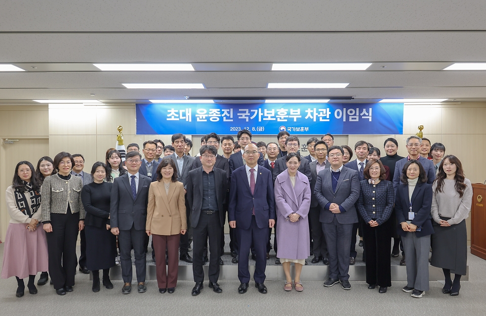 윤종진 국가보훈부 차관이 8일 오후 세종시 정부세종청사 국가보훈부에서 열린 초대 윤종진 국가보훈부 차관 이임식에 참석하여 직원들과 함께 기념촬영을 하고 있다.