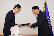 한덕수 국무총리, ‘크리스마스 씰 증정식’ 참석 사진 2