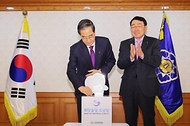 한덕수 국무총리, ‘크리스마스 씰 증정식’ 참석 사진 4
