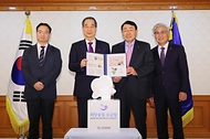 한덕수 국무총리, ‘크리스마스 씰 증정식’ 참석 사진 5