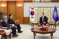 한덕수 국무총리, ‘크리스마스 씰 증정식’ 참석 사진 6