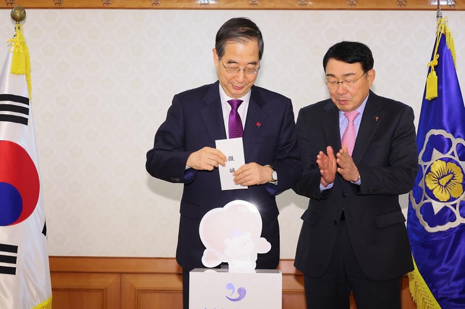 한덕수 국무총리가 12일 서울 종로구 정부서울청사에서 열린 ‘크리스마스 씰 증정식’에 참석하여 결핵 퇴치 성금을 증정하고 있다.