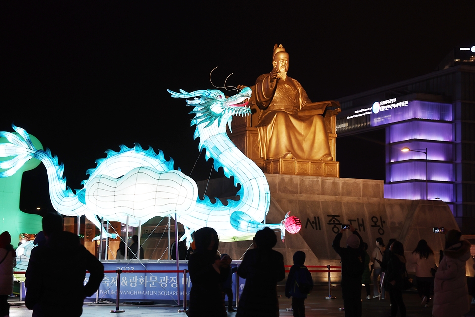 <p>15일 서울 종로구 광화문 일대에서 열린 서울라이트 광화문 행사에서 다양한 조형물이 전시돼 있다. 이번 행사는 내년 1월 21일까지 진행된다.&nbsp;</p>
<div><br></div>