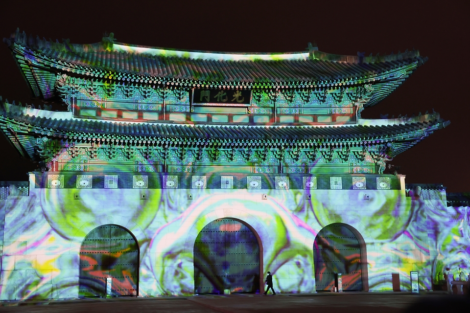 <p>15일 서울 종로구 광화문 일대에서 열린 서울라이트 광화문 행사에서 광화문 외벽에 미디어 파사드 작품이 투영되고 있다. 이번 행사는 내년 1월 21일까지 진행된다.&nbsp;</p>
<div><br></div>