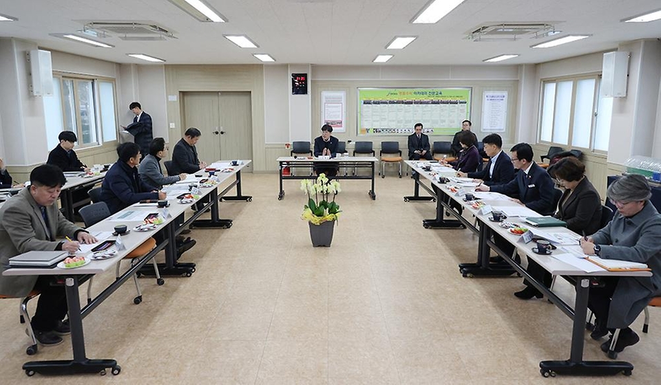 19일 전북 고창군 전라북도농업기술원에서 ‘전북 지역특화작목 대표연구기관 간담회’가 진행되고 있다. 이번 간담회는 수박산업 발전에 이바지한 노력을 치하하고 수박산업 확대를 위한 기술개발을 지속해서 추진을 당부하기 위해 마련됐다.