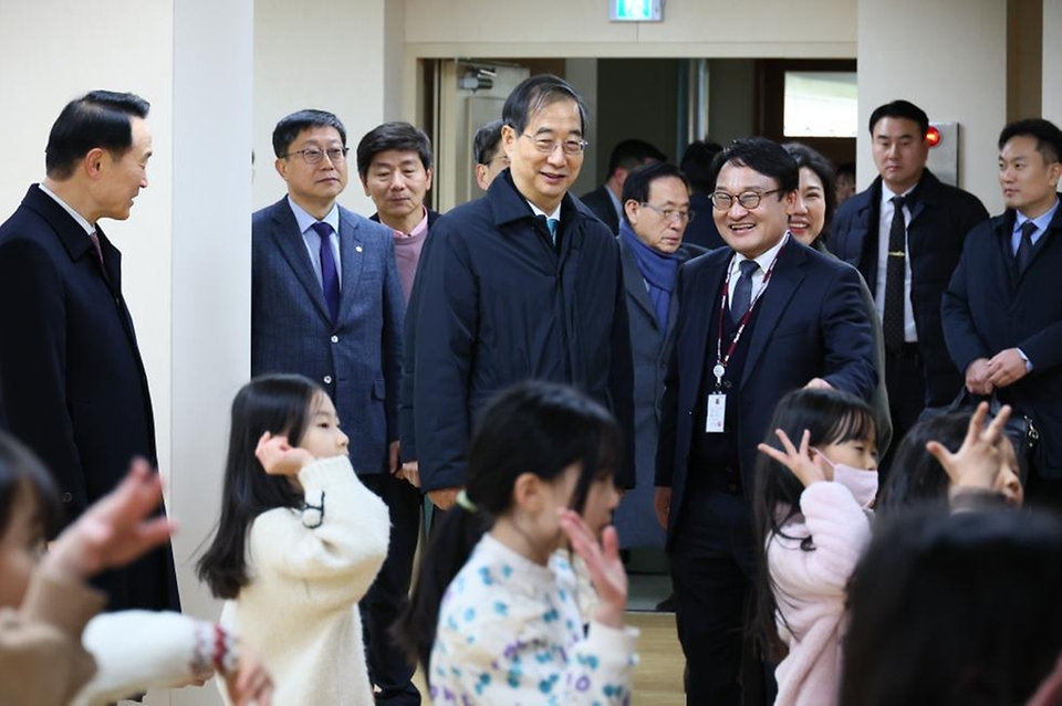 한덕수 국무총리가 22일 경기도 성남시 성남장안초등학교에서 시범 운영 중인 늘봄학교를 방문해 댄스 수업을 참관하고 있다.