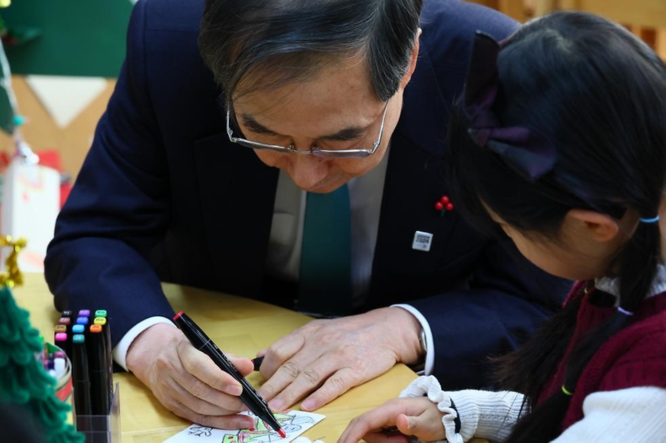 한덕수 국무총리가 22일 경기도 성남시 성남장안초등학교에서 시범 운영 중인 늘봄학교를 방문해 어린이들과 함께 크리스마스 카드를 만들고 있다.