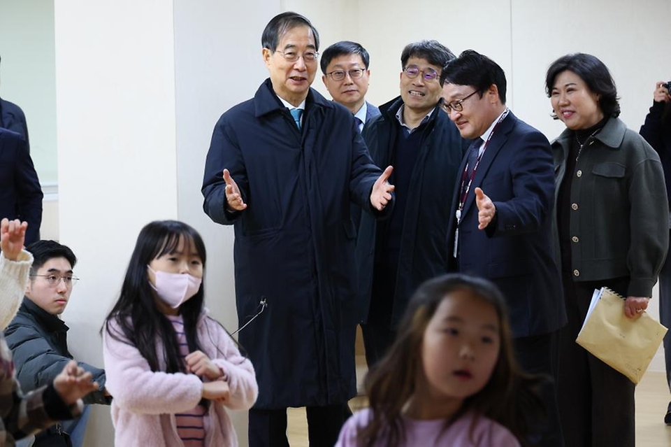 한덕수 국무총리가 22일 경기도 성남시 성남장안초등학교에서 시범 운영 중인 늘봄학교를 방문해 댄스 수업을 참관하고 있다.