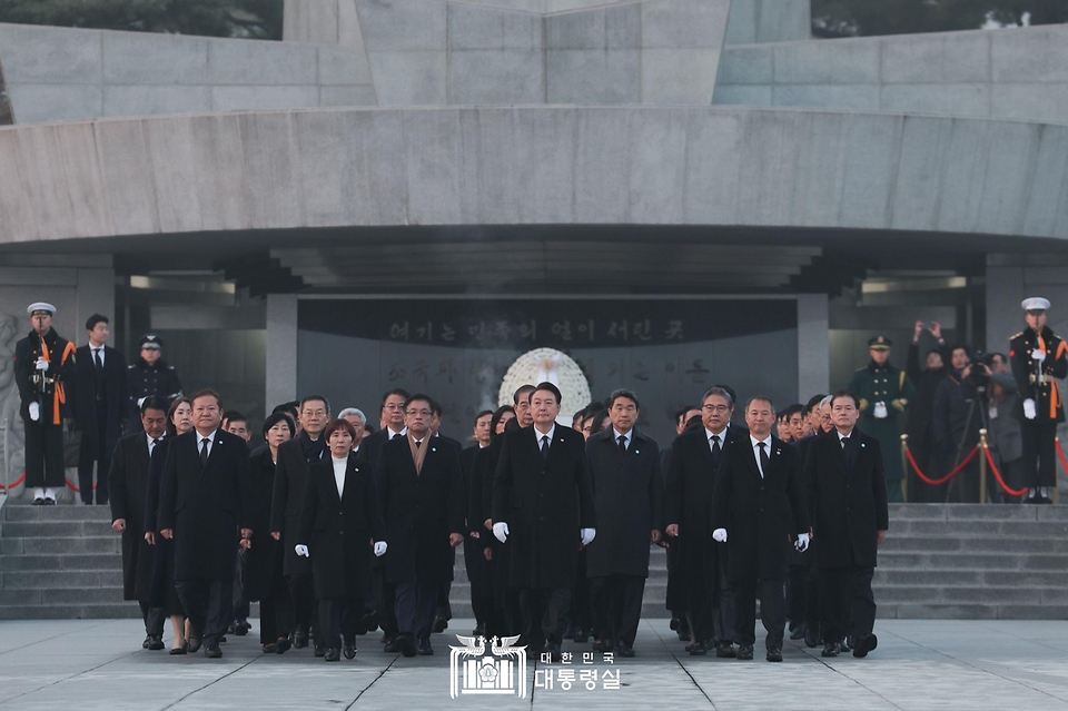 윤석열 대통령이 2024년 1월 1일 새해 첫 일정으로 서울 동작구 국립서울현충원에서 국무위원 및 참모진과 함께 이동하고 있다.