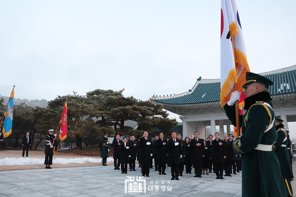 윤석열 대통령이 2024년 1월 1일 새해 첫 일정으로 서울 동작구 국립서울현충원에서 국무위원 및 참모진과 함께 국민의례를 하고 있다.