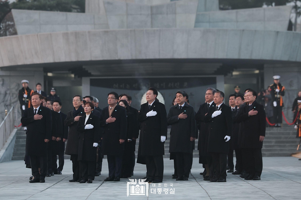 윤석열 대통령이 2024년 1월 1일 새해 첫 일정으로 서울 동작구 국립서울현충원에서 국무위원 및 참모진과 함께 국민의례를 하고 있다.