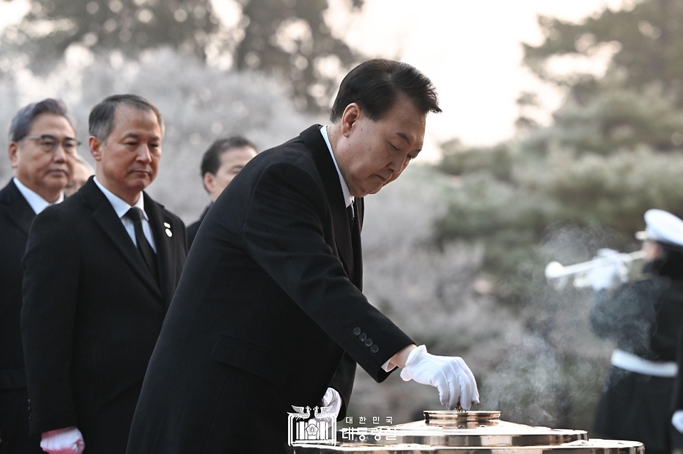 윤석열 대통령이 2024년 1월 1일 새해 첫 일정으로 서울 동작구 국립서울현충원 현충탑에서 순국선열 및 호국 영령들에게 분향하고 있다.