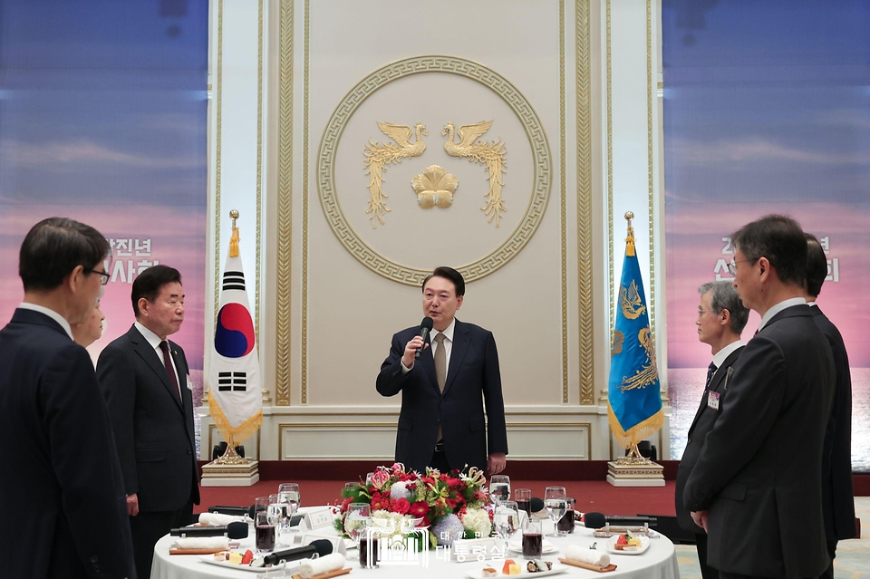 윤석열 대통령이 3일 청와대 영빈관에서 열린 ‘2024년 신년인사회’에서 인사말을 하고 있다. 이번 신년인사회는 5부 요인 및 국가 주요 인사들이 함께했다.