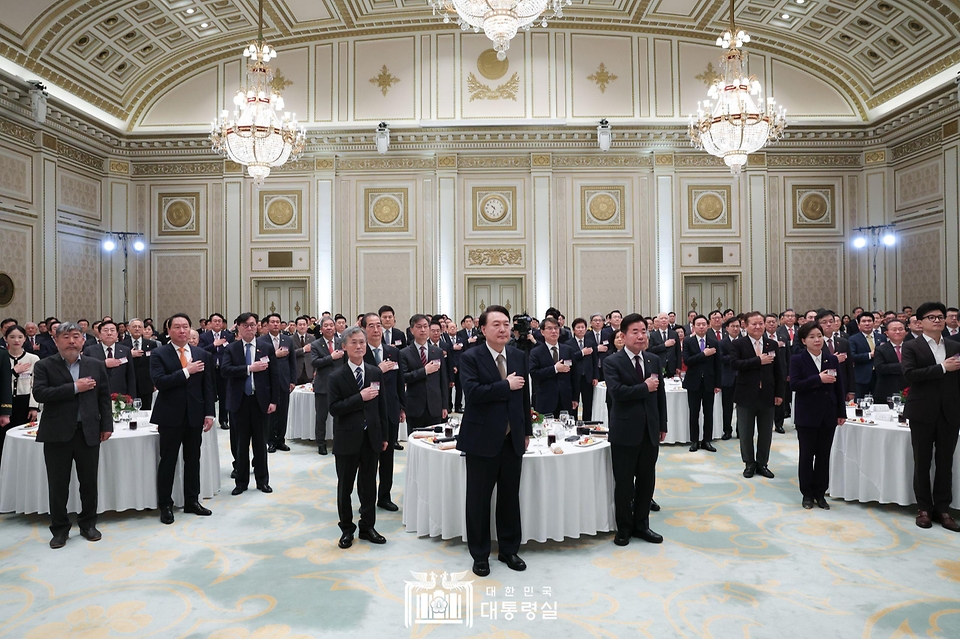 윤석열 대통령이 3일 청와대 영빈관에서 열린 ‘2024년 신년인사회’에서 국민의례를 하고 있다. 이번 신년인사회는 5부 요인 및 국가 주요 인사들이 함께했다.