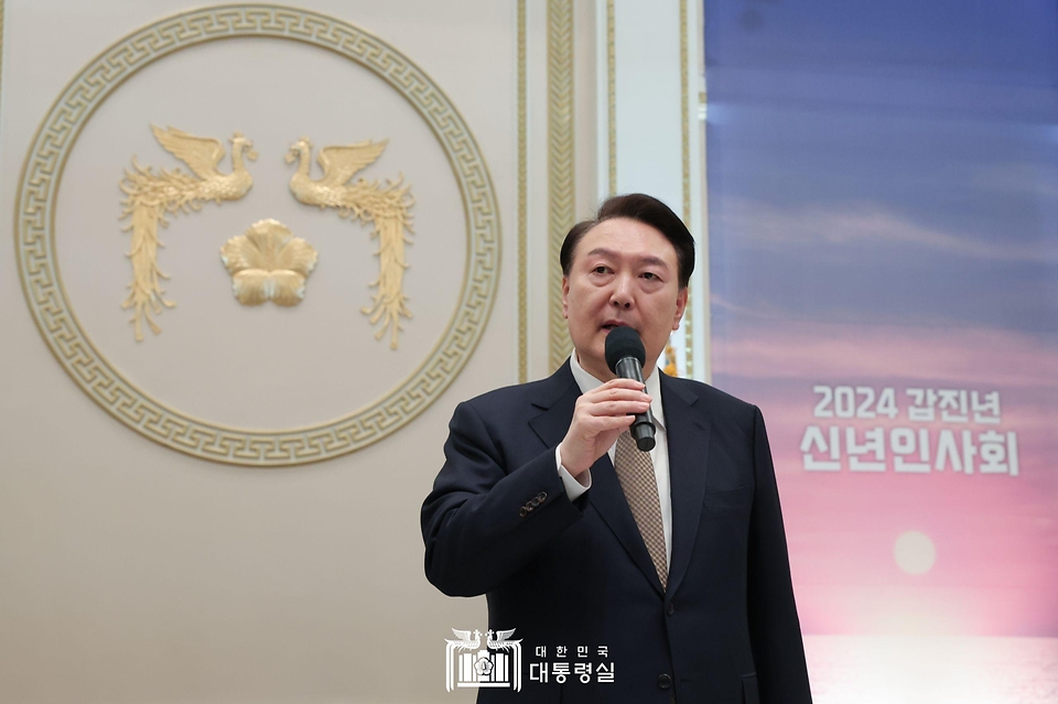 윤석열 대통령이 3일 청와대 영빈관에서 열린 ‘2024년 신년인사회’에서 인사말을 하고 있다. 이번 신년인사회는 5부 요인 및 국가 주요 인사들이 함께했다.