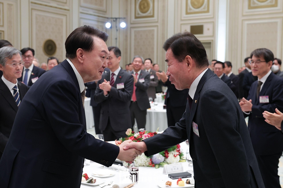 윤석열 대통령이 3일 청와대 영빈관에서 열린 ‘2024년 신년인사회’에서 김진표 국회의장과 악수하고 있다.