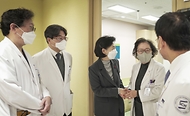 질병관리청장, 소아호흡기감염병 진료현장 방문 및 의견 청취 사진 1