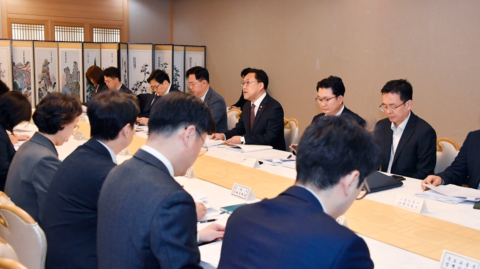 김병환 기획재정부 차관이 5일 종로구 정부서울청사에서 열린 ‘제36차 비상경제차관회의 겸 제7차 물가관계차관회의’를 주재하고 있다.