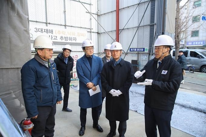 진현환 국토교통부 1차관이 12일 서울시 종로구 청년 특화형 신축매입임대 약정사업 건설현장을 점검하고 있다.