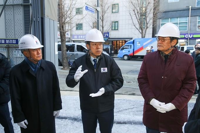 진현환 국토교통부 1차관이 12일 서울시 종로구 청년 특화형 신축매입임대 약정사업 건설현장을 점검하고 있다.