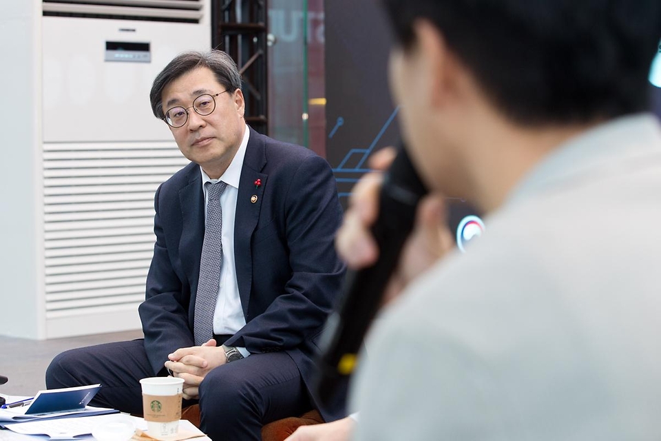 박윤규 과학기술정보통신부 제2차관이 17일 서울 중구 그랜드센트럴 1인미디어콤플렉스 오픈스튜디오에서 열린 ‘인공지능(AI) 기반 미디어 콘텐츠 혁신기업 간담회’에서 참석자들의 의견을 청취하고 있다.
