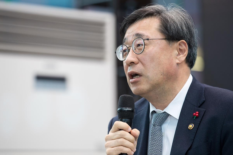 박윤규 과학기술정보통신부 제2차관이 17일 서울 중구 그랜드센트럴 1인미디어콤플렉스 오픈스튜디오에서 열린 ‘인공지능(AI) 기반 미디어 콘텐츠 혁신기업 간담회’에서 발언을 하고 있다. 이날 박윤규 2차관은 “올해부터 AI 기반 미디어·콘텐츠 10대 핵심 응용기술을 집중 육성하고 미디어·콘텐츠 기술 기업의 성장 및 글로벌 진출을 적극 지원하겠다”고 말했다.