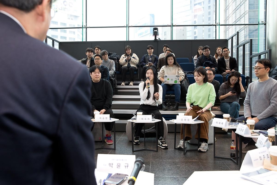 박윤규 과학기술정보통신부 제2차관이 17일 서울 중구 그랜드센트럴 1인미디어콤플렉스 오픈스튜디오에서 열린 ‘인공지능(AI) 기반 미디어 콘텐츠 혁신기업 간담회’에서 참석자들의 의견을 청취하고 있다.