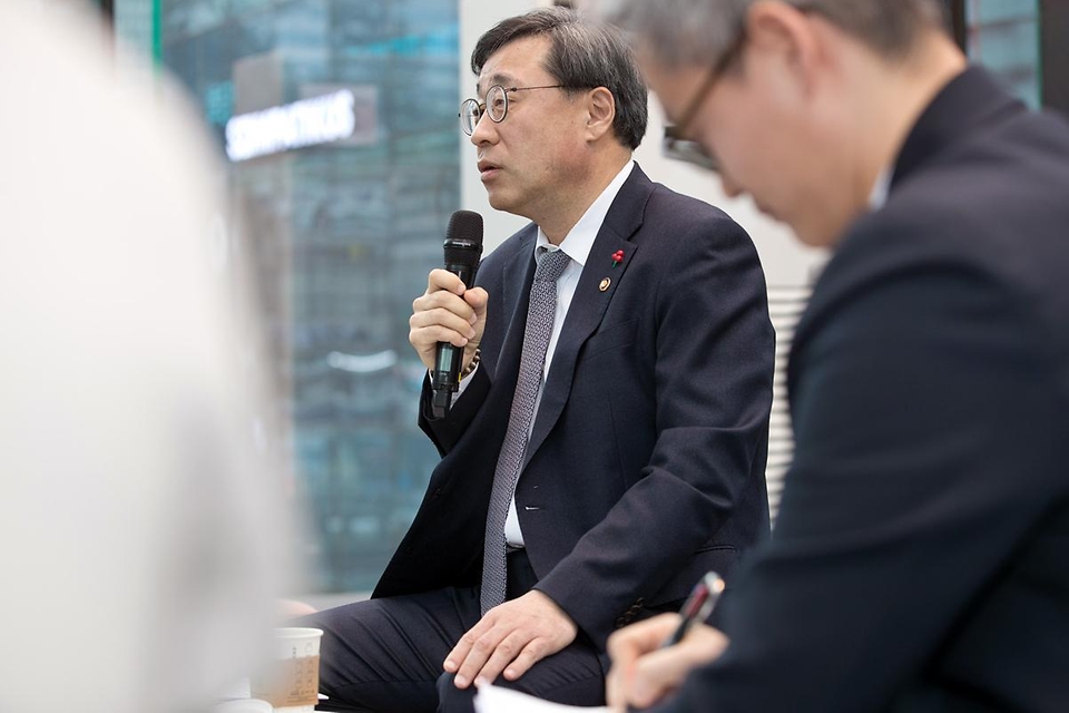 박윤규 과학기술정보통신부 제2차관이 17일 서울 중구 그랜드센트럴 1인미디어콤플렉스 오픈스튜디오에서 열린 ‘인공지능(AI) 기반 미디어 콘텐츠 혁신기업 간담회’에서 발언을 하고 있다. 이날 박윤규 2차관은 “올해부터 AI 기반 미디어·콘텐츠 10대 핵심 응용기술을 집중 육성하고 미디어·콘텐츠 기술 기업의 성장 및 글로벌 진출을 적극 지원하겠다”고 말했다.