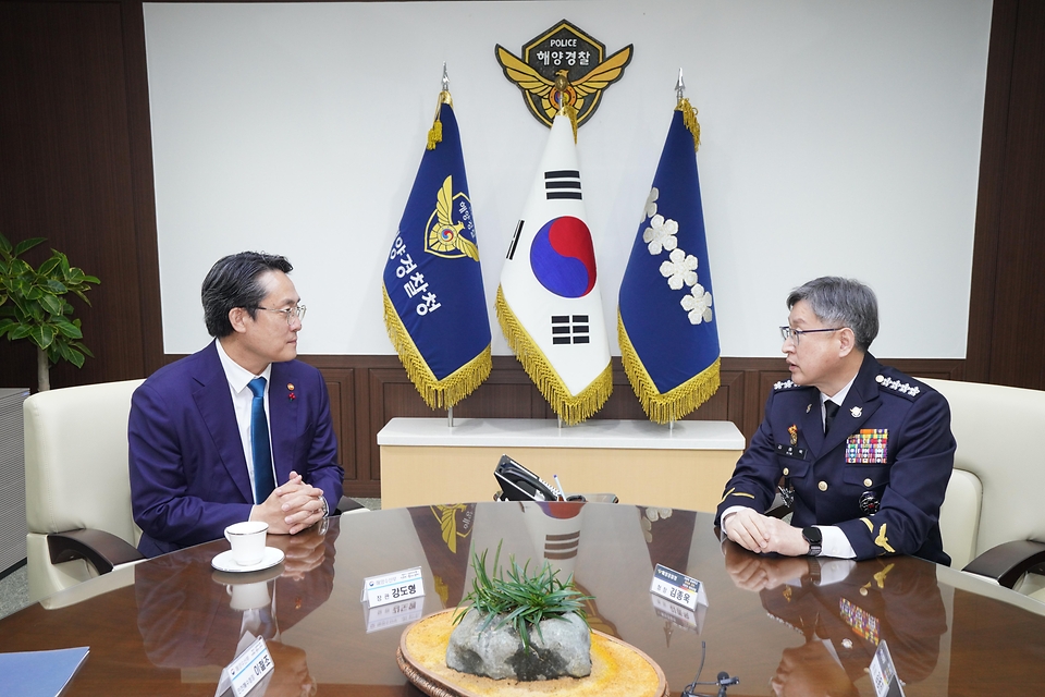 강도형 해양수산부 장관이 19일 인천 연수구 해양경찰청을 방문해 김종욱 해양경찰청장과 면담하고 있다. 