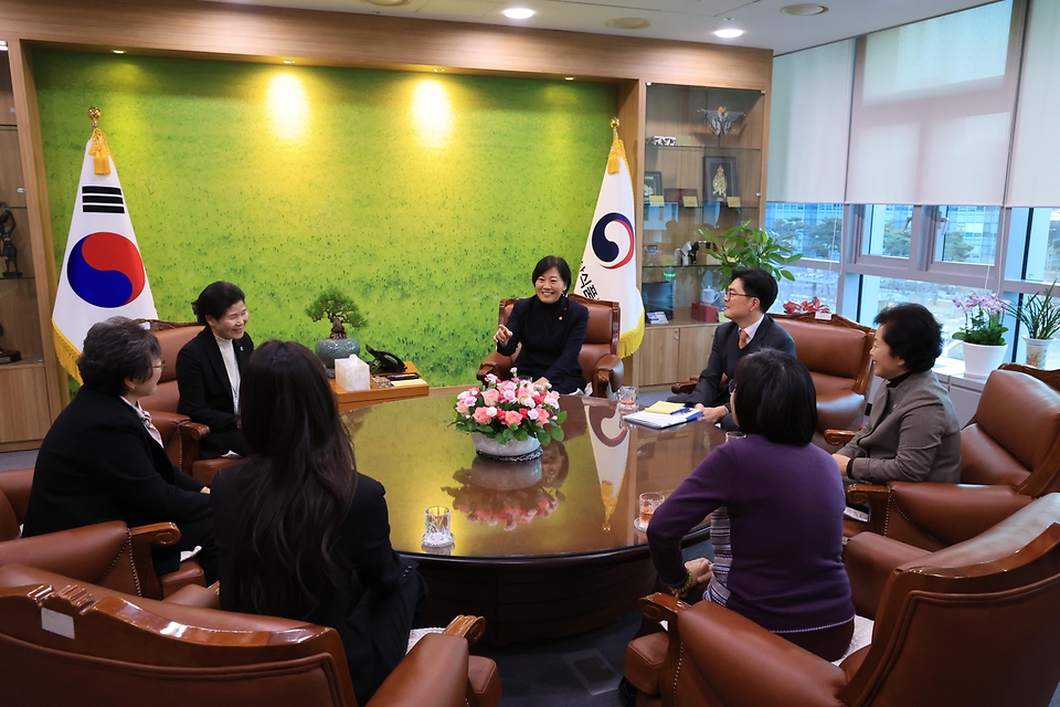 송미령 농림축산식품부 장관이 23일 정부세종청사 농림축산식품부에서 여성농업인단체장을 초청하여 여성농업인 육성 주요 정책을 공유하고 의견을 교환하고 있다.